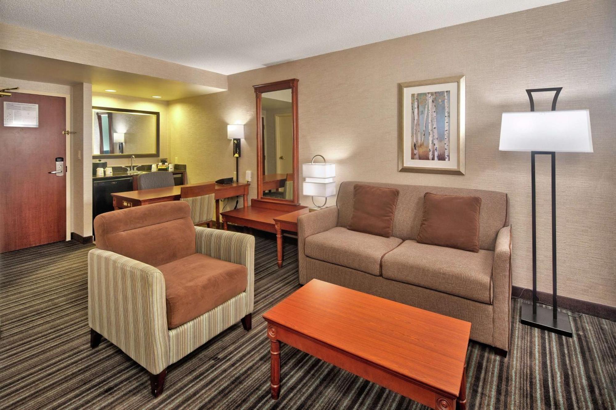 Hampton & By Hilton Toronto Airport Hotel 3*